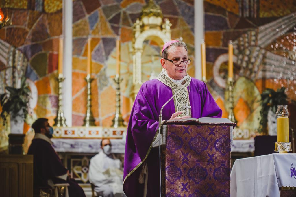 Bp Markowski w czasie Mszy za Jarka i zmarłych bezdomnych: człowieczeństwo to także ołtarz Bożej obecności