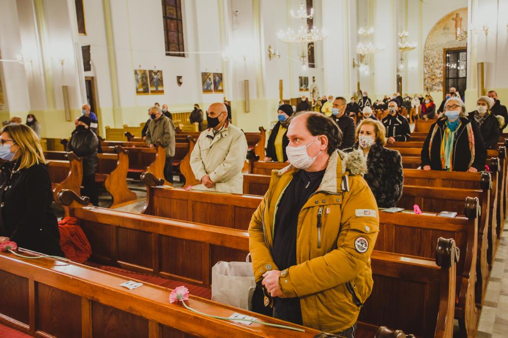 Bp Markowski w czasie Mszy za Jarka i zmarłych bezdomnych: człowieczeństwo to także ołtarz Bożej obecności