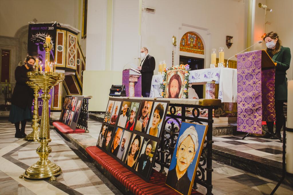 Bp Markowski w czasie Mszy za Jarka i zmarłych bezdomnych: człowieczeństwo to także ołtarz Bożej obecności