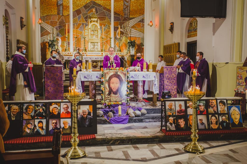 Bp Markowski w czasie Mszy za Jarka i zmarłych bezdomnych: człowieczeństwo to także ołtarz Bożej obecności