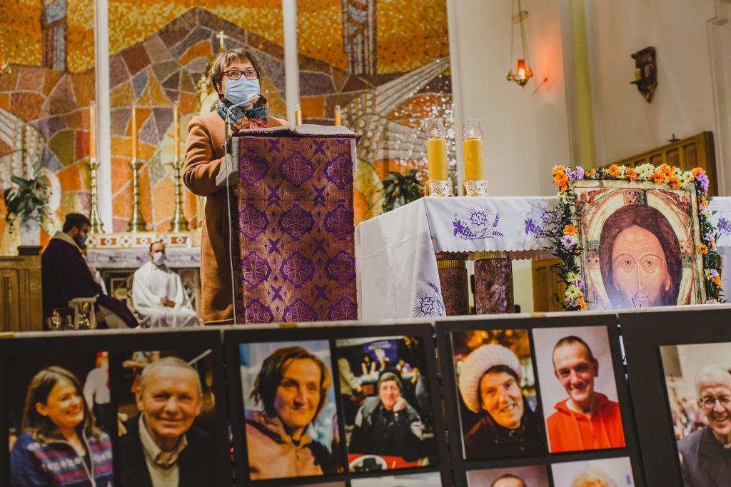 Bp Markowski w czasie Mszy za Jarka i zmarłych bezdomnych: człowieczeństwo to także ołtarz Bożej obecności