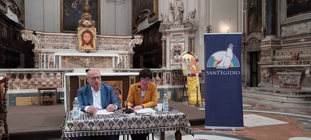 Napoli, presentata la nuova guida “Dove mangiare, dormire, lavarsi” per chi vive per strada in Campania