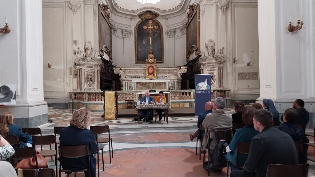 Napoli, presentata la nuova guida “Dove mangiare, dormire, lavarsi” per chi vive per strada in Campania