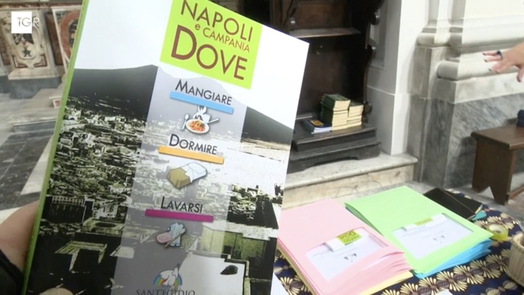 Napoli, presentata la nuova guida “Dove mangiare, dormire, lavarsi” per chi vive per strada in Campania