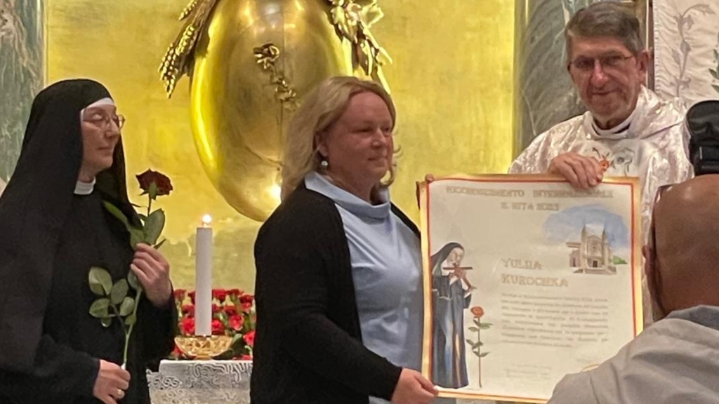 Yuliia Kurochka, profuga ucraina, premiata a Cascia con il Riconoscimento Internazionale Santa Rita, “per aver saputo trasformare la sofferenza in occasione di amore e servizio”